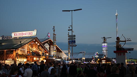 Kalbsbraterei auf dem Oktoberfest 2016 (©Foto. Martin Schmitz)